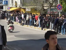 Antalya’da indirimli ikinci el giyim mağazası açılışı yoğun ilgi nedeniyle izdihama dönüştü

