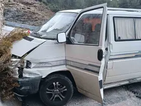 Antalya’da istinat duvarına çarpan aracın sürücüsü yaralandı
