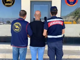 Antalya’da JASAT’tan aranan şahıslara operasyon düzenlendi
