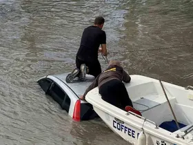 Antalya’da kontrolden çıkan otomobil ırmağa uçtu