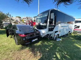 Antalya’da midibüs ile otomobilin çarpışma anı kamerada: 2 yaralı
