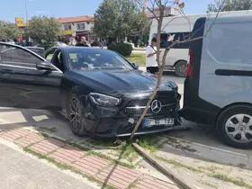 Antalya’da minibüs park halindeki araca çarptı: 4 yaralı
