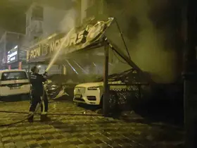 Antalya’da oto galeride yangın: 4 araç ve apartman hasar gördü
