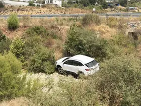 Antalya’da otomobil dereye uçtu: 1 yaralı
