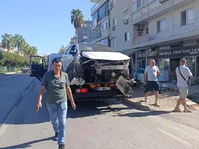 Antalya’da otomobil önce yayaya çarptı ardından otobüs durağına daldı: 3 yaralı
