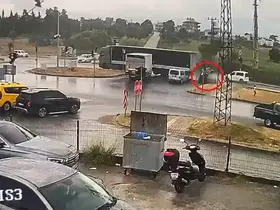 Antalya’da otomobilin tır sürükleyip takla attırdığı anlar kamerada: 3 yaralı
