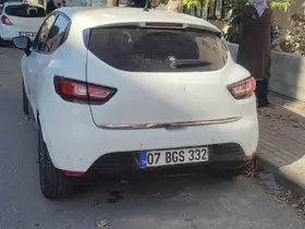 Antalya’da park halindeki otomobile çarpan motosikletli yaralandı
