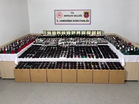 Antalya’da piyasa değeri yaklaşık 5 milyon TL olan kaçak gözlük ve saat ele geçirildi
