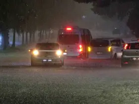 Antalya’da sağanak yolları göle döndürdü, araçların mahsur kaldığını gören diğer sürücüler kaldırımlardan ilerledi
