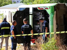 Antalya’da sürücüsü direksiyon başında rahatsızlanan elektrikli otobüs devrildi, sürücü hayatını kaybetti
