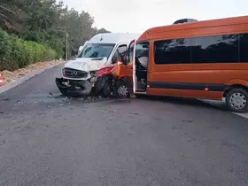 Antalya’da tur minibüsleri çarpıştı, 13 turist yaralandı
