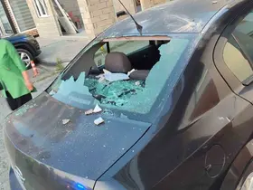 Apartmanın 5. kat balkonundan kopan beton parçaları park halindeki otomobilin üstüne düştü

