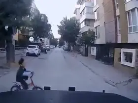 Ara sokaktan biranda çıkan çocuğa çarpmak üzereyken son anda durdu
