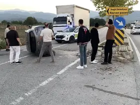 Ara sokaktan çıkan araca çarpmamak için refüje daldı… O anlar kamerada

