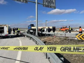 Araç bariyerlere ok gibi saplandı: Bir aile parçalandı