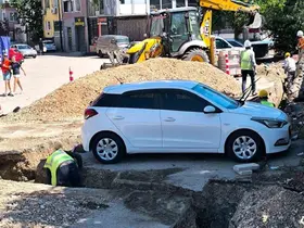 Araç sahibine ulaşılamayınca otomobilin etrafını kazdılar
