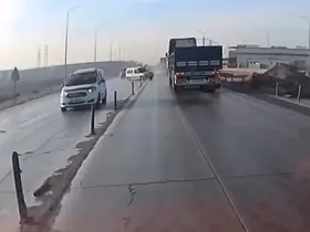 Araç sollamak isterken tırın önünde kaldı: 6 yaralı