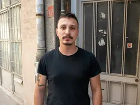 Aracı bağlanan sürücü, müşteri gibi davranan taksicinin kendisine bıçak çektiğini iddia etti
