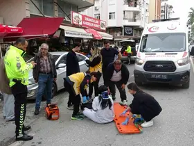 Aracın açılan kapısına çarpan motosikletteki 2 kişi yaralandı
