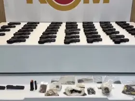 Aracın döşeme içlerine gizlenen 47 tabanca ele geçirildi
