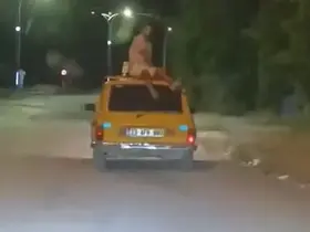 Aracın tavanında tehlikeli yolculuk
