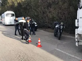 Aracının yanında beklerken servis çarptı