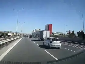 Araçların arasında makas atarak ilerleyen kamyonet kamerada
