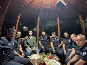 "Araçta kedi var" yazısını dikkate aldı, sevimli 3 yavru kediyi kurtardı
