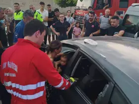 Araçta kilitli kalan çocuk camın kırılmasıyla kurtarıldı

