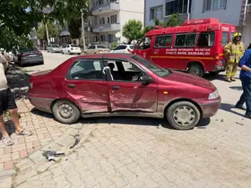 Araçta sıkışan 3 yaralıyı itfaiye kurtardı
