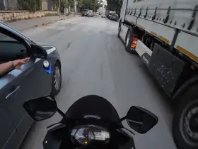 Araçtan atılan çöpü içeriye böyle geri attı
