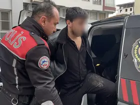 Araçtan uyuşturucu maddeyi attılar, yakalanınca ‘üzerimde bir şey yok" savunması yaptılar