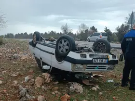 Araziye devrilen otomobilden yara almadan çıktılar
