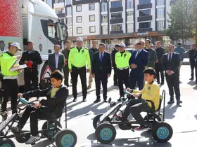 Ardahan’da Mobil Eğitim TIR’ında ilkokul öğrencilerine eğitim
