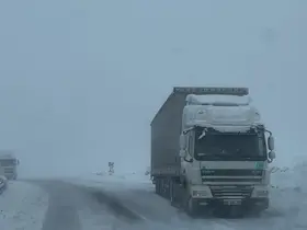 Ardahan’da ulaşıma kar ve tipi engeli
