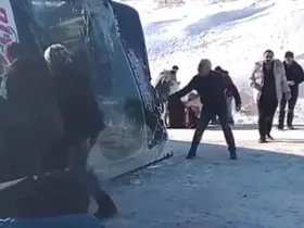 Ardahan’dan gelen yolcu otobüsü Susuz’da devrildi: 17 yaralı
