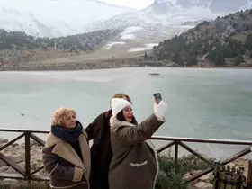 Ardıçlı Gölü buzla kaplandı
