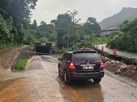 Arhavi’de heyelan riski nedeniyle tünel trafiğe kapatıldı
