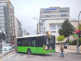 Arıza yapan halk otobüsü yolu kapattı

