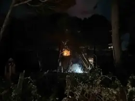 Arnavutköy Terkos’ta boşaltılan bungalov evler alev alev yandı
