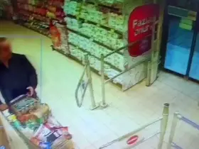Arnavutköy’de 10 bin TL’lik market hırsızlığı kamerada
