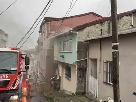 Arnavutköy’de 2 katlı evde korkutan yangın: 2 kişi dumandan etkilendi
