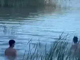 Arnavutköy’de çocukların gölette tehlikeli oyunu kamerada

