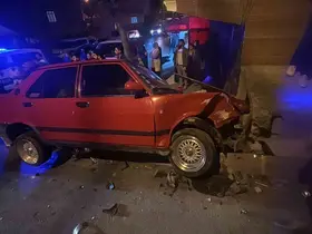 Arnavutköy’de ehliyetsiz sürücü polisten kaçarken kaza yaptı
