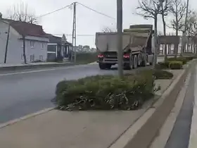 Arnavutköy’de hafriyat kamyonu ters yöne girerek süratle ilerledi
