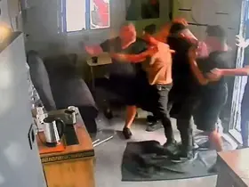 Arnavutköy’de husumetlilerinin dükkanını silahlarla bastılar, o anlar kamerada
