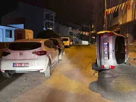 Arnavutköy’de otomobil, park halindeki araca çarpıp yan yattı
