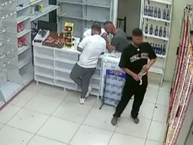 Arnavutköy’de pes dedirten hırsızlık: İçeceği eşofmanına gizleyip çaldı

