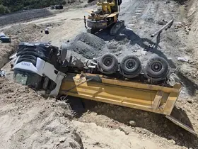 Arnavutköy’de şantiye alanında hafriyat kamyonu devrildi: Sürücü yaralandı

