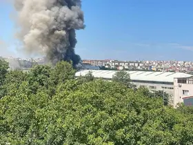 Arnavutköy’de sünger fabrikasında yangın
